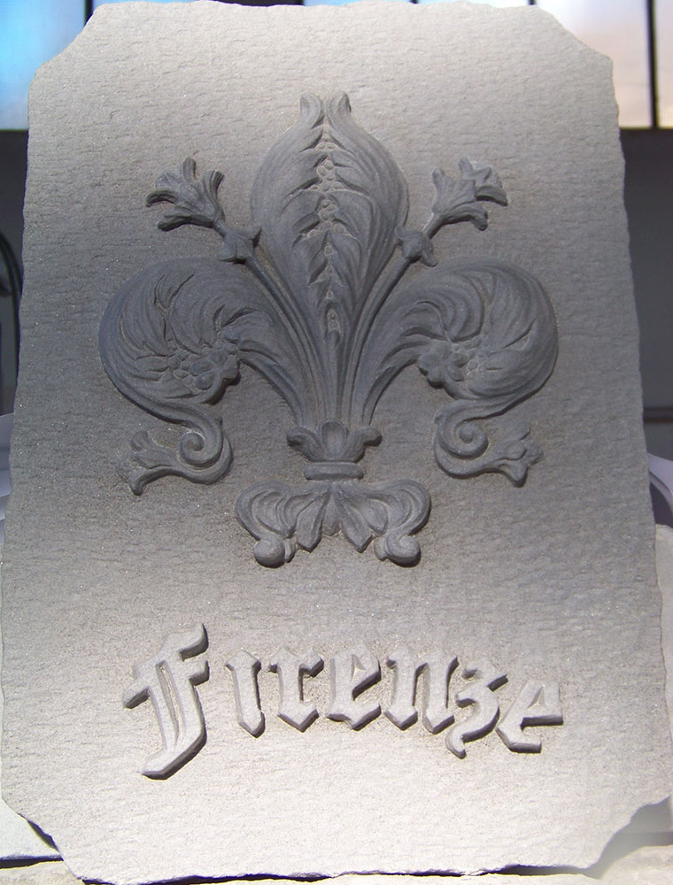 <p><strong>Giglio di Firenze in pietra serena</strong></p>
